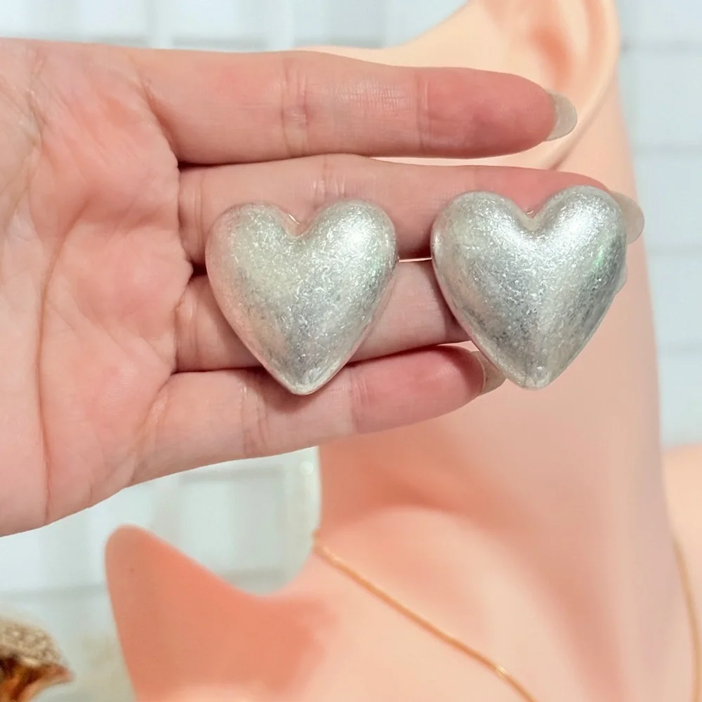 ⚜️ Silver Heart Shaped Earrings - Picture 7 of 8